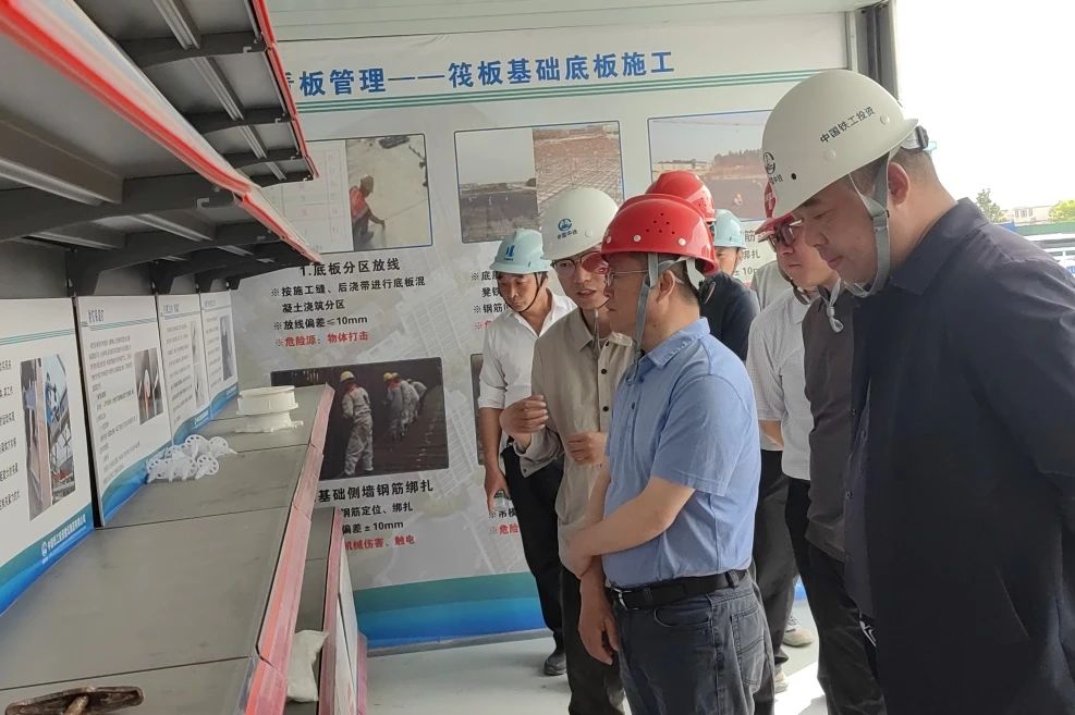 1752562670554811.jpg 南京市六合區(qū)人大常委會(huì)副主任、龍袍新城常務(wù)副指揮長薛其松到南京龍袍項(xiàng)目檢查指導(dǎo)工作.jpg