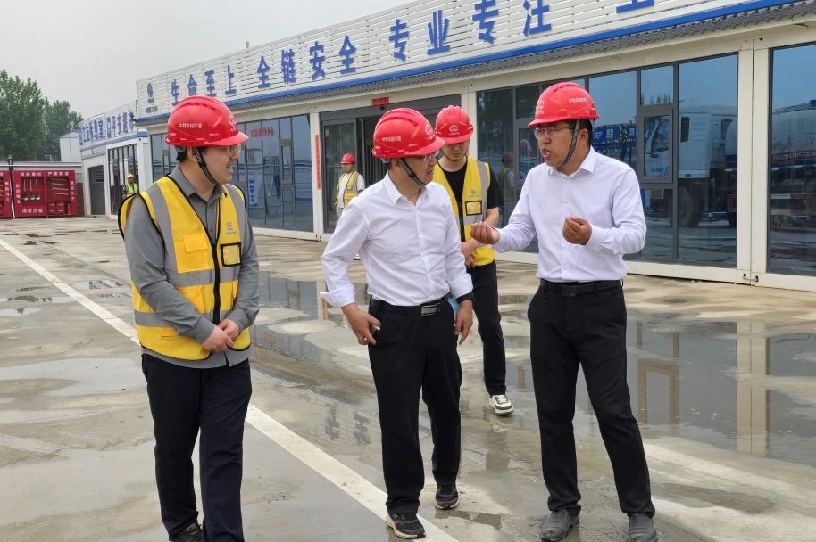 公司黨委書記、董事長高學(xué)武到啟動區(qū)項目檢查指導(dǎo)工作.jpg